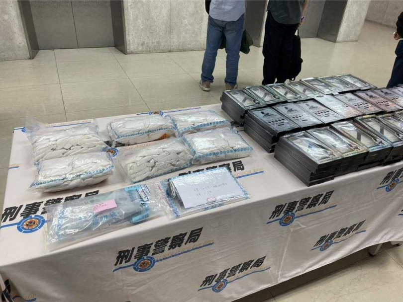 警方查獲手機殼包裝夾層藏有海洛因。（警方提供）