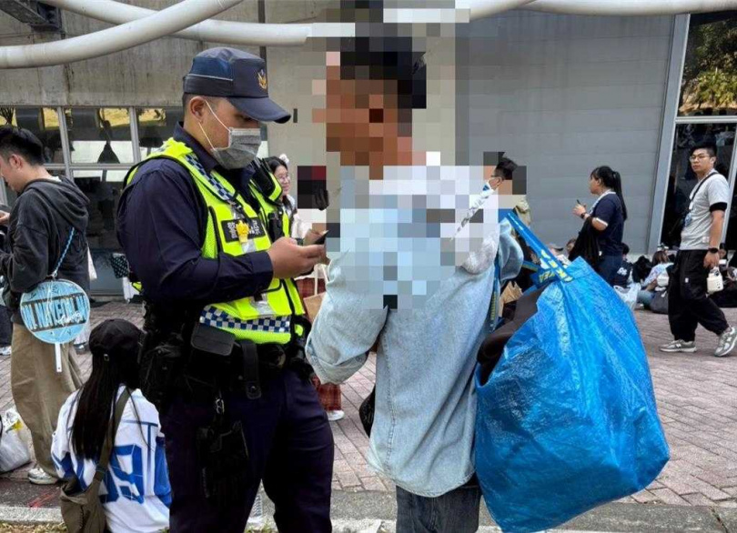 警方指出，有關現場違規攤販，據統計依道路交通管理處罰條例第82條第1項第1款已告發5件，另勸導20件，警方也將會持續加強告發，依法取締。（圖／左營警分局提供）