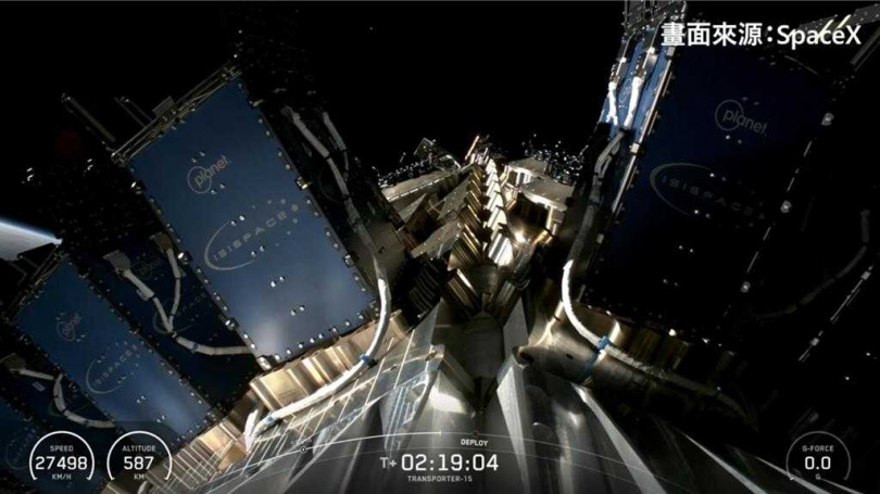 「福衛八號」遙測衛星星系中的首顆「齊柏林衛星」在太空運行實況。（圖／擷取自AIT／SpaceX）