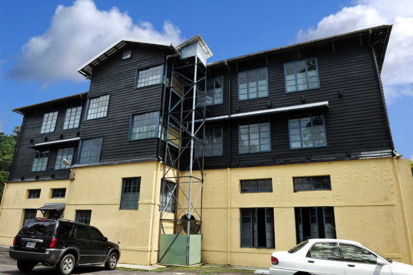 茶業改良場魚池分場完整保留至今的傳統英國式紅茶製造工廠為三層木造建築。（圖／吳德亮攝影）