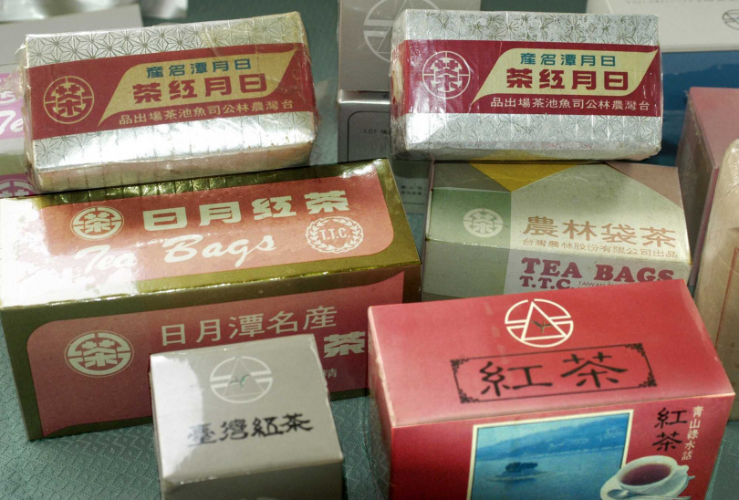 茶業改良場魚池分場茶文化館收藏的早年日月潭紅茶茶品。（圖／吳德亮攝影）