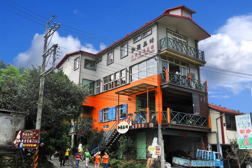 香茶巷內林立著大大小小的民間茶場與紅茶屋，圖為和果森林。（圖／吳德亮攝影）