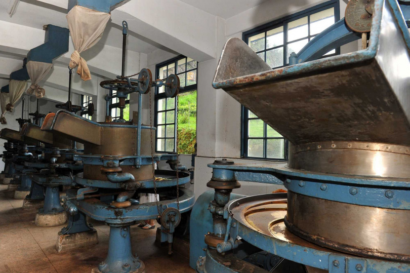 日月老茶廠超過50年的大型機具至今仍持續運轉。（圖／吳德亮攝影）