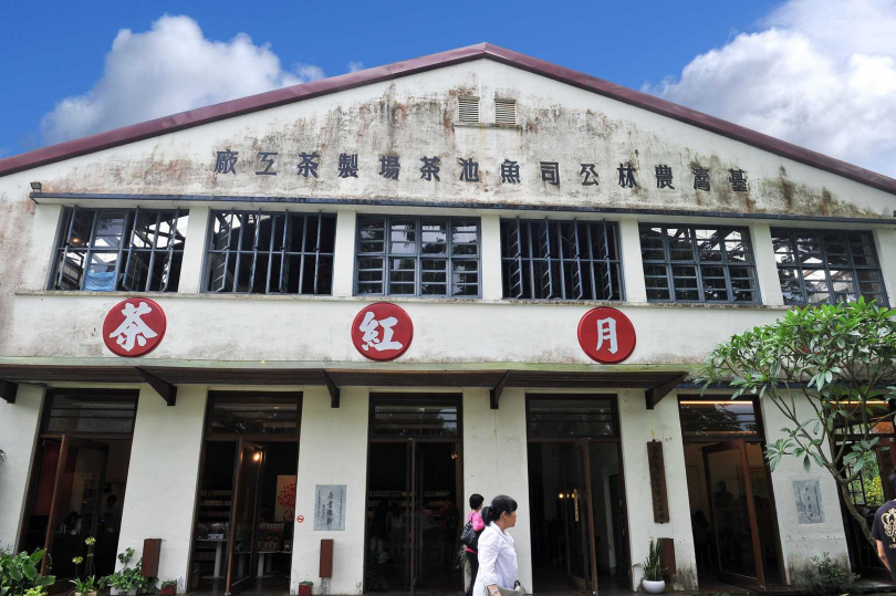 至今依然屹立在日月潭畔的日月老茶廠已轉型為觀光茶廠。（圖／吳德亮攝影）