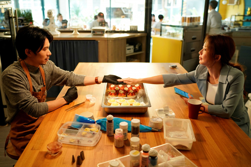 姚淳耀飾演甜點店店長。（圖／彼此影業）