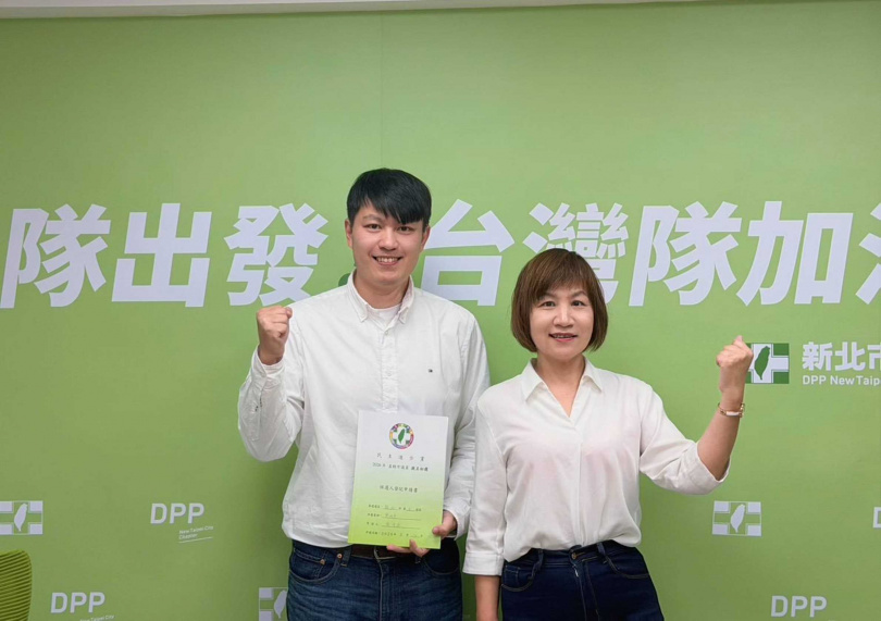 新北市議員石一佑（右）交棒身為辦公室執行長的兒子陳俊諺接力服務板橋區。（圖／翻攝自陳俊諺臉書）