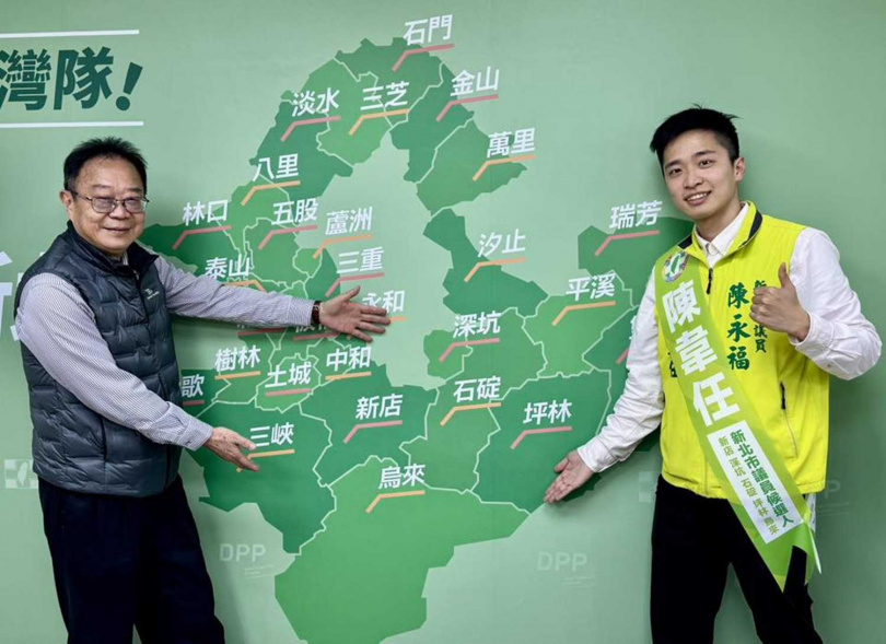 新北市議員陳永福（左）交棒身為特助的兒子陳韋任接力服務大文山區。（圖／翻攝自陳韋任臉書）