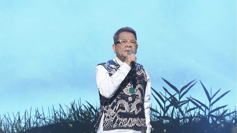 鄭進一演唱完，倍康康誇中氣十足。（圖／中視提供）