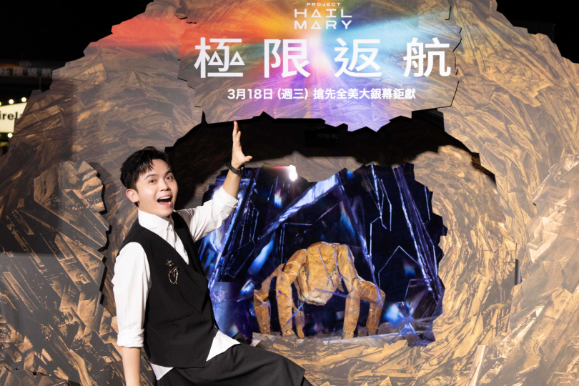 主持人黃豪平與外星人洛基互動。（圖／索尼提供）