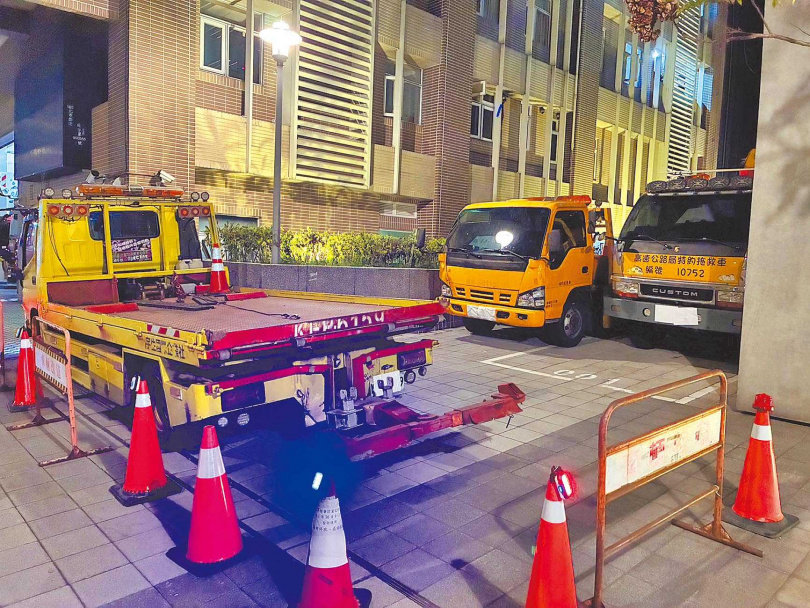 北市刑大破獲「拖吊蟑螂」集團，業者詐取天價拖吊費，警方接獲22名被害人報案後，發動搜索帶回32歲業者蔡尚璁等6人，並查扣拖吊車。（圖／翻攝畫面）