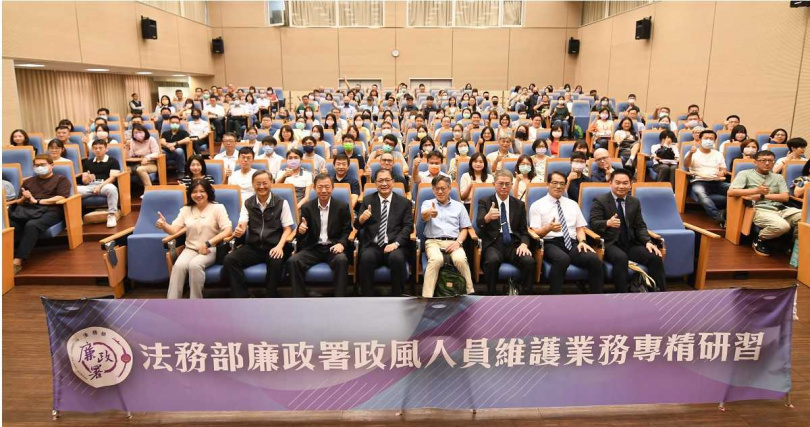 境外敵對勢力手段日益多元,從認知作戰、網路滲透、駭客攻擊,到運用生成式AI及深偽技術製造假訊息,廉政署辦講習提醒國安風險已不再侷限於傳統型態。(圖/法務部提供)。