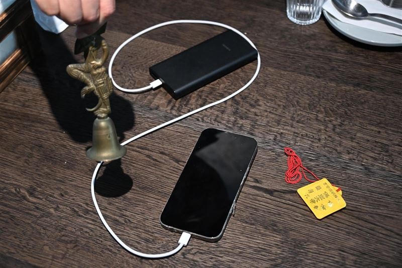接上行動電源後,iPhone仍沒有反應。(圖/翻攝畫面)