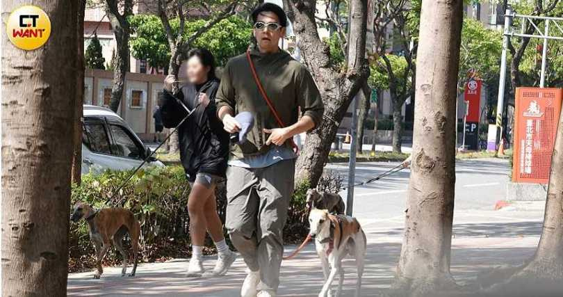 本刊曾直擊彭于晏與一名女子一起遛狗。（圖／本刊攝影組）