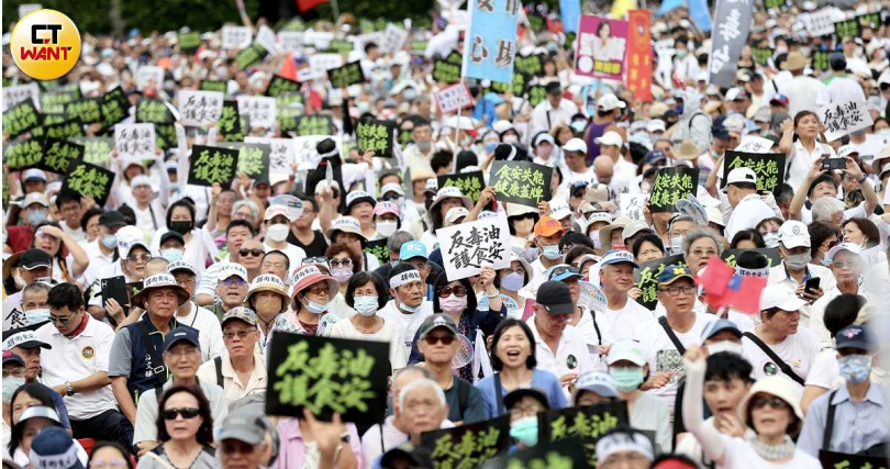 民眾齊聚凱道參與反毒油集會，要求政府公布問題油品流向、追究食安責任。（圖／侯世駿攝）