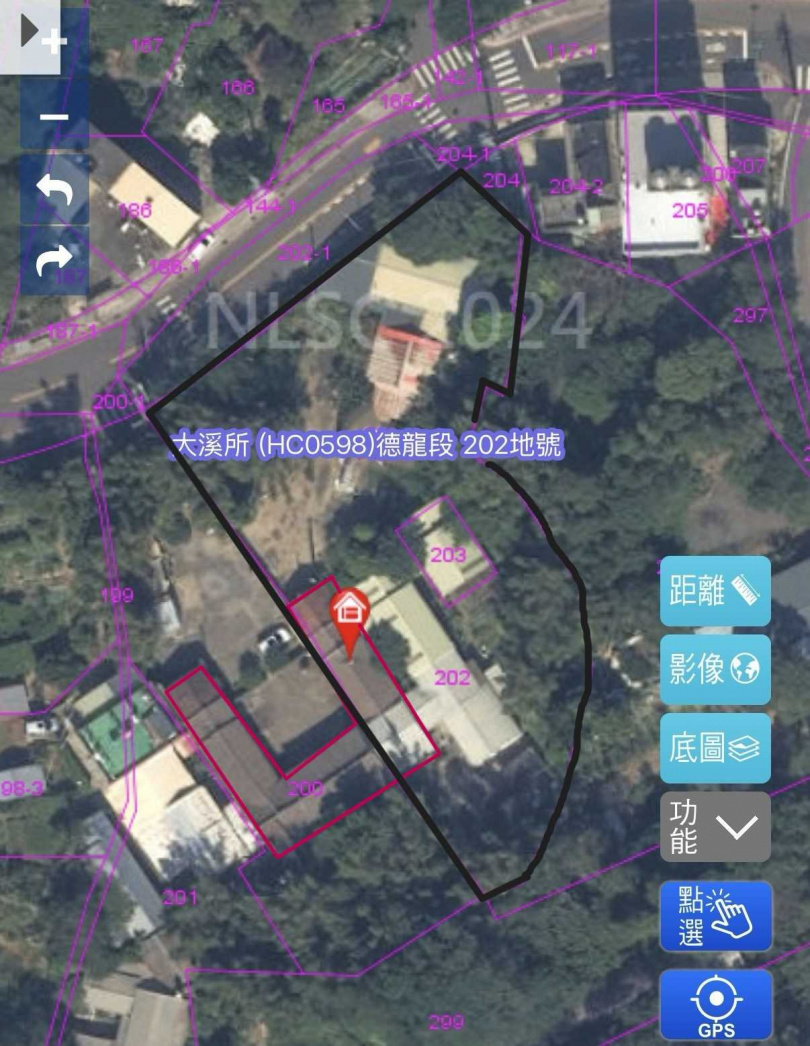 透過空照圖可以清晰看見,祠堂右側護龍,只佔開發地基的一小部份,不影響其完整性。(圖/魏秀珍提供)