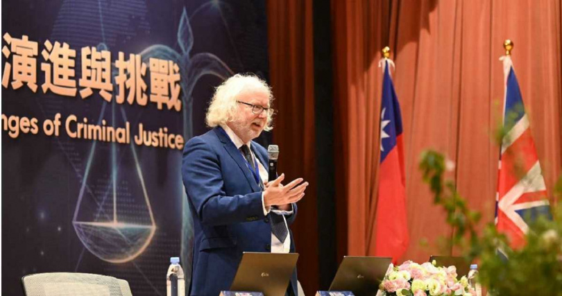 英國樸茨茅斯大學教授Mark Button主講「跨國網路詐欺加劇之刑事司法對策」。(圖/法務部提供)
