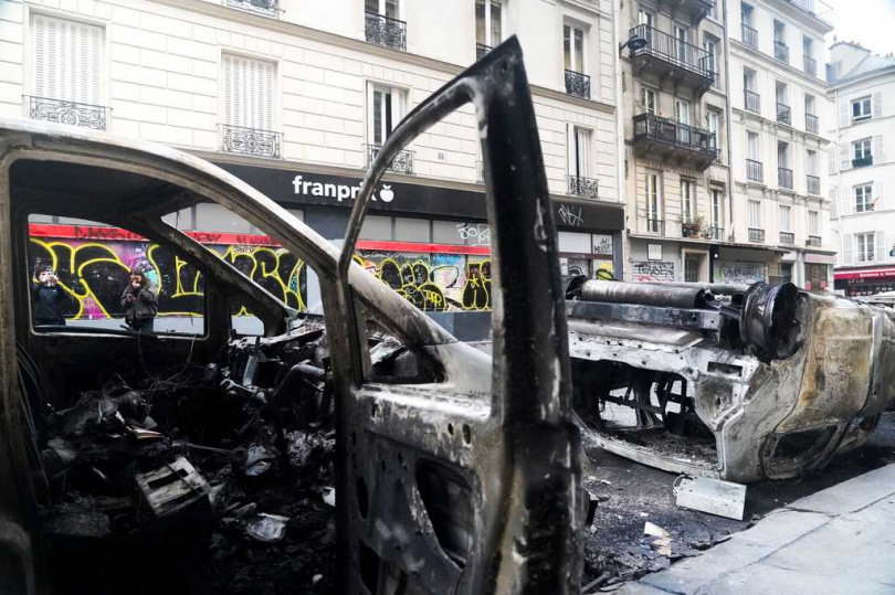法國近日爆發大規模騷亂,巴黎等城市多家精品店遭破壞,部分商品疑似流入二手交易市場。