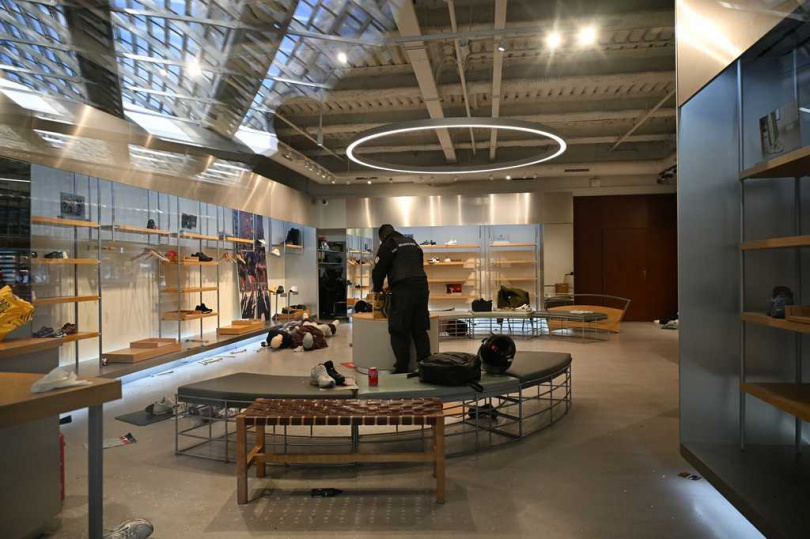 巴黎精品商圈受到暴力騷亂波及,部分品牌門市受損並暫停營業。