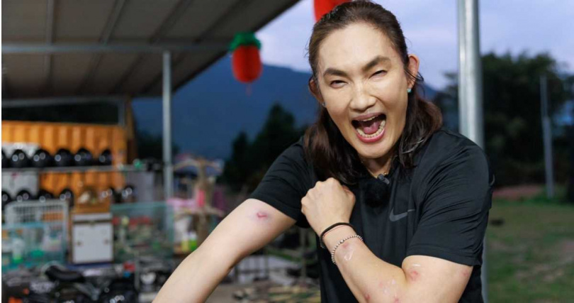 錢薇娟對戰江宏傑,被漆彈打到身上瘀青。(圖/好看娛樂提供)