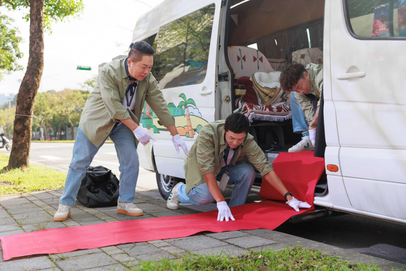 卜學亮（左起）、姚元浩、郭泓志，特別鋪上紅毯迎接貴賓。（圖／好看娛樂提供）