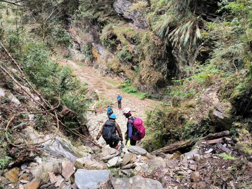 搜救人員拉繩索進入山谷搜尋。（圖／民眾提供）