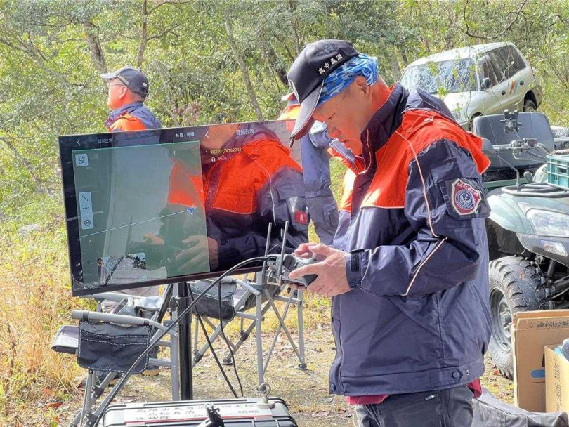 搜救人員透過儀器進行定位協尋。（圖／民眾提供）