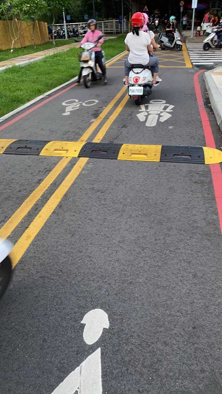 最常見的減速丘為黃黑色相間橡膠墊。（示意圖／詹江村臉書）