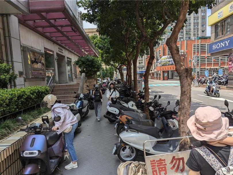 部分民眾認為，機車違規行駛人行道的主因在於停車空間設置在人行道或騎樓，市府應考量從交通工程的層面，規畫機車停車空間，以避免亂象。（圖／中國時報張志康攝）