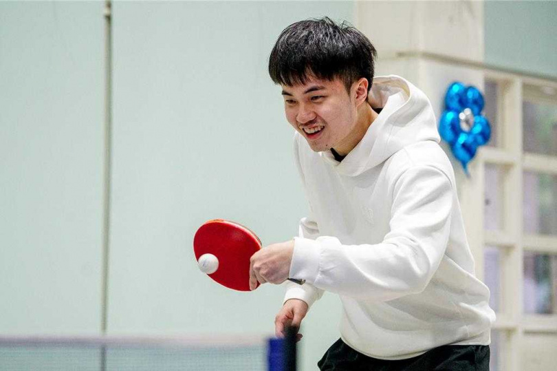 在林昀儒牽線下，宏道運動發展基金會捐10萬元給宜蘭縣公館國小桌球隊，林昀儒也與隊員一起練球。（圖／中國時報李忠一攝）
