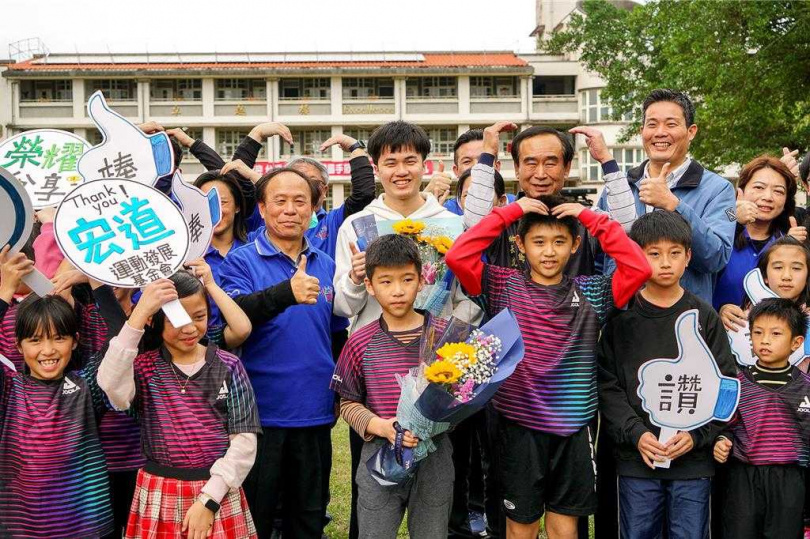 桌球好手林昀儒（後排中）在加入宜蘭國小桌球班前，曾到壯圍鄉的公館國小練球，在他的牽線下，宏道運動發展基金會今天捐10萬元贊助公館國小桌球隊。（圖／中國時報李忠一攝）