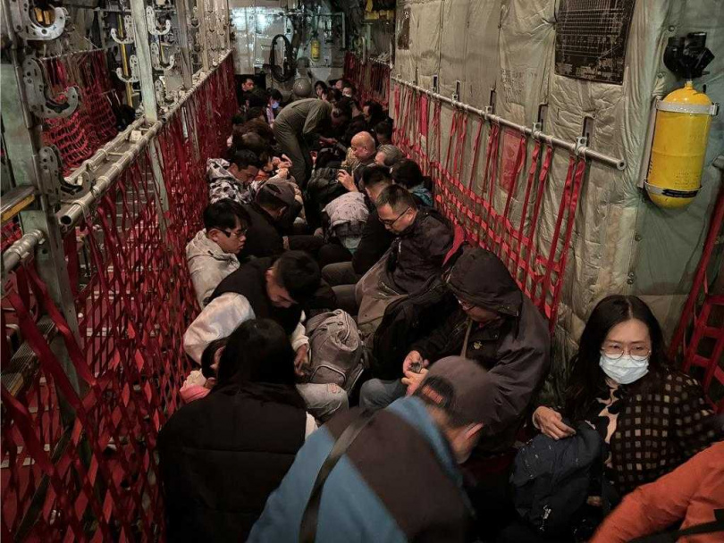 國防部C-130軍機執行疏運任務，今日晚間緊急支援金門-高雄航線1架次，滿載70位軍民於9點15分順利起飛返台。(圖／中國時報于家麒攝)