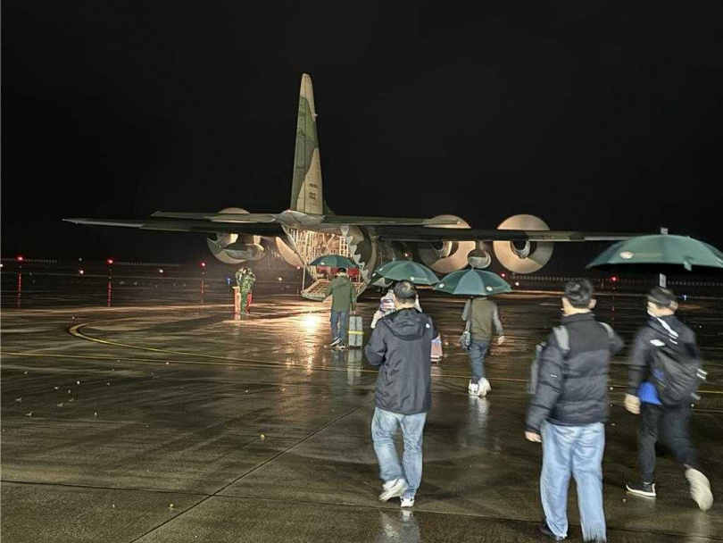   國防部C-130軍機執行疏運任務，今日晚間緊急支援金門-高雄航線1架次，滿載70位軍民於9點15分順利起飛返台。(圖／中國時報于家麒攝)