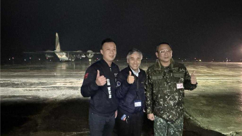   金門航空站主任洪念慈(中)感謝立委陳玉珍、民航局、縣府及國防部的協助，讓整個疏運計畫得以順利進行。(圖／中國時報于家麒攝)