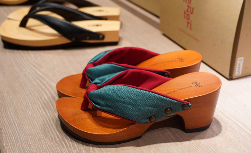 MIZUTORI擅於設計融入摩登元素的木屐。（圖／魏妤靜攝）