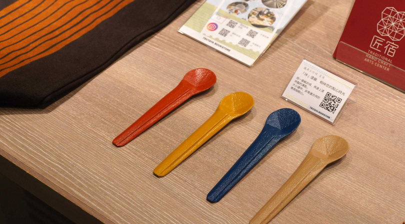 由駿府工房帶來將紙摺成湯匙形狀並上漆的漆器，適合於品嘗點心時使用。（圖／魏妤靜攝）