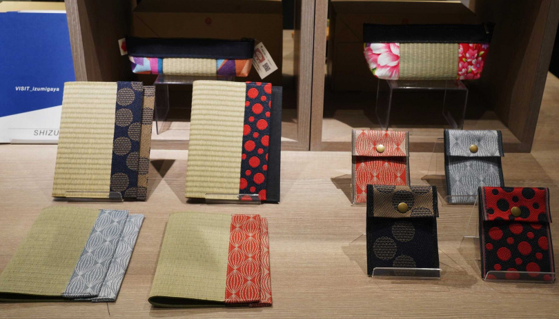 松葉畳店以藺草製作各式生活雜貨，讓使用者使用時也能聞到藺草的溫柔香氣。（圖／魏妤靜攝）