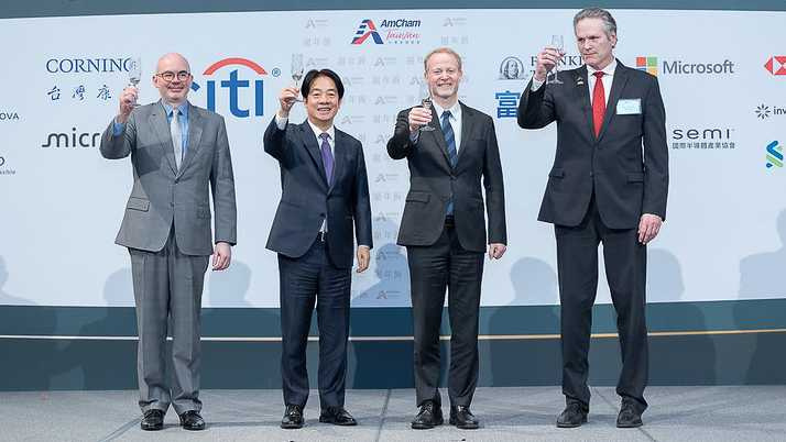 賴清德總統與AIT處長谷立言（左1）20日出席「台灣美國商會」（AmCham Taiwan）2025年謝年飯，除承諾擴大對美採購，也強調後續還有更多產業跟進台積電赴美投資。（圖／總統府提供）