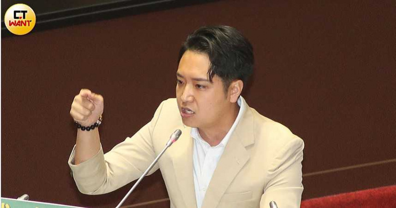 立委羅廷瑋認為開放藥局販售流感快篩，不僅可以減輕家長壓力，還能緩和醫院急診人力，對於偏遠地區醫療資源缺乏區域的民眾健康，也多一道保障。（圖／黃鵬杰攝）