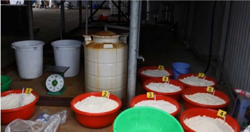 越南警方當場查獲1.4噸高純度的毒品原料。（圖／YT網路新聞）