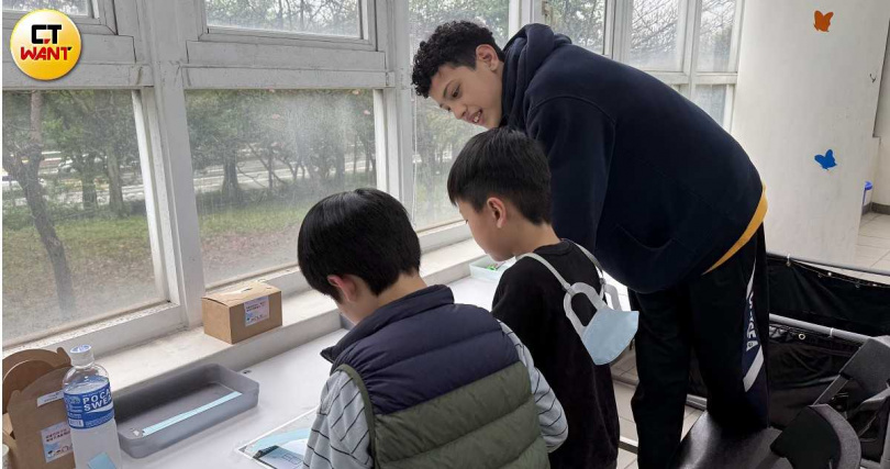 開南中學Chelsea籃球隊球員化身關主,設計7種關卡陪伴孩子在玩樂中學習。(圖/沈建邦攝)