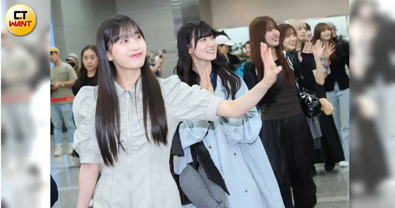 櫻坂46成員不斷揮手，並且仔細觀看粉絲準備的應援板。（圖／林士傑攝）