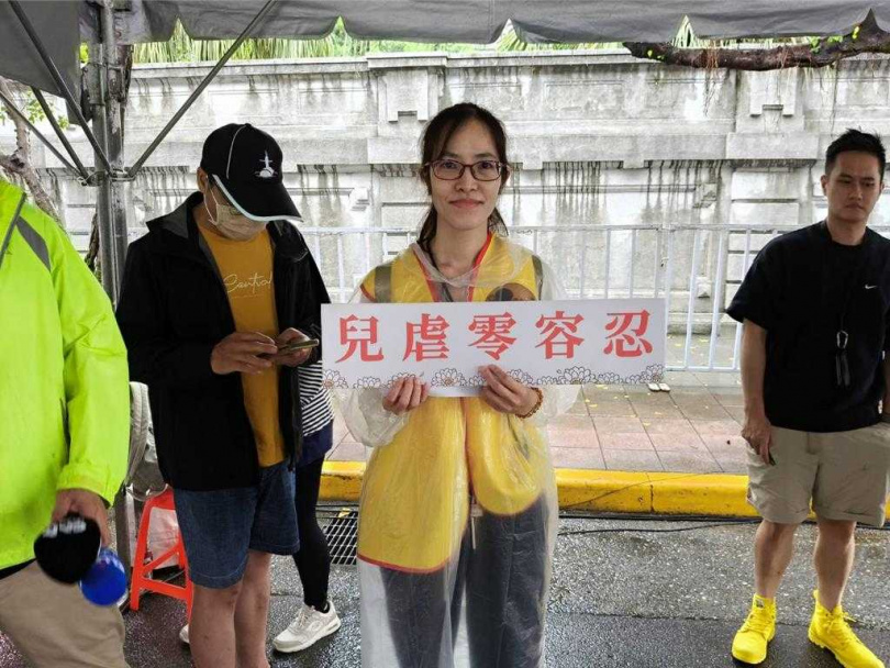 「剴剴網路媽媽群」發言人李侑宭在受訪時表示，本次集會主張的六大訴求，是針對現行兒童保護機制不足所提出具體改善方案。（圖／中國時報李侑珊攝）