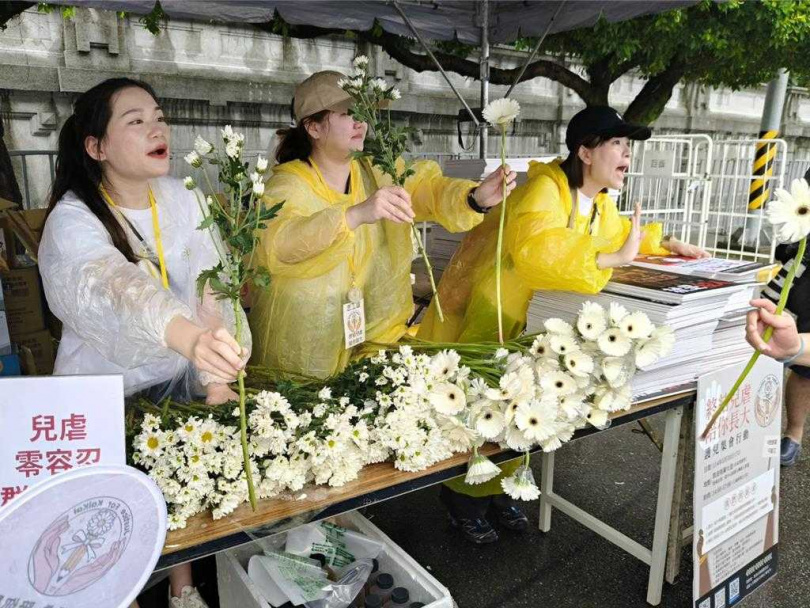 「終結兒虐，陪你長大」集會遊行活動於下午兩點準時開始，現場有攤位專門發送鮮花給到場支持的民眾。（圖／中國時報李侑珊攝）