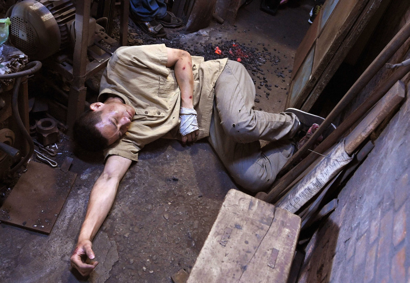 盧彥澤躺在700度煤渣前，感受到背後的高溫。（圖／台視）