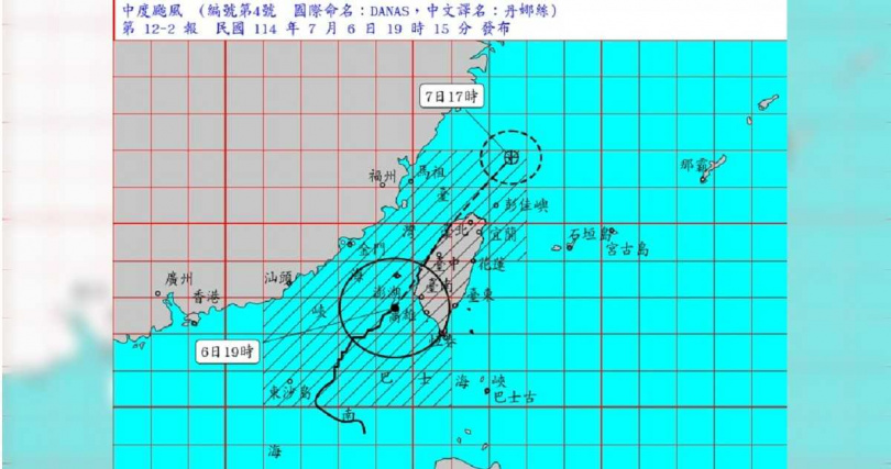 氣象署海上陸上颱風警報第12-2報顯示，丹娜絲在澎湖的南方約100公里處。（圖／翻攝自「報天氣-中央氣象署」臉書）