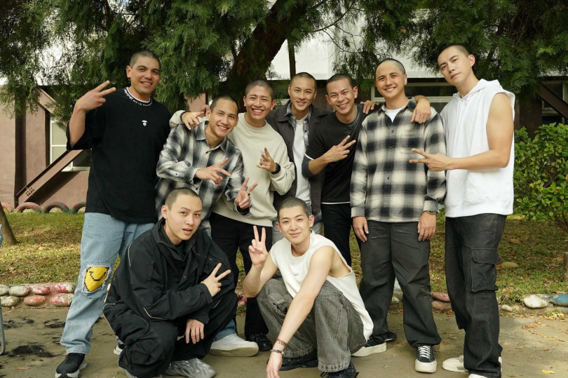 黃恩賜、顏佑庭、阿夫、蓋瑞、林亭翰、孫其君、孫綻、曾子余、潘君侖迎接平頭新髮型。（圖／台視提供）