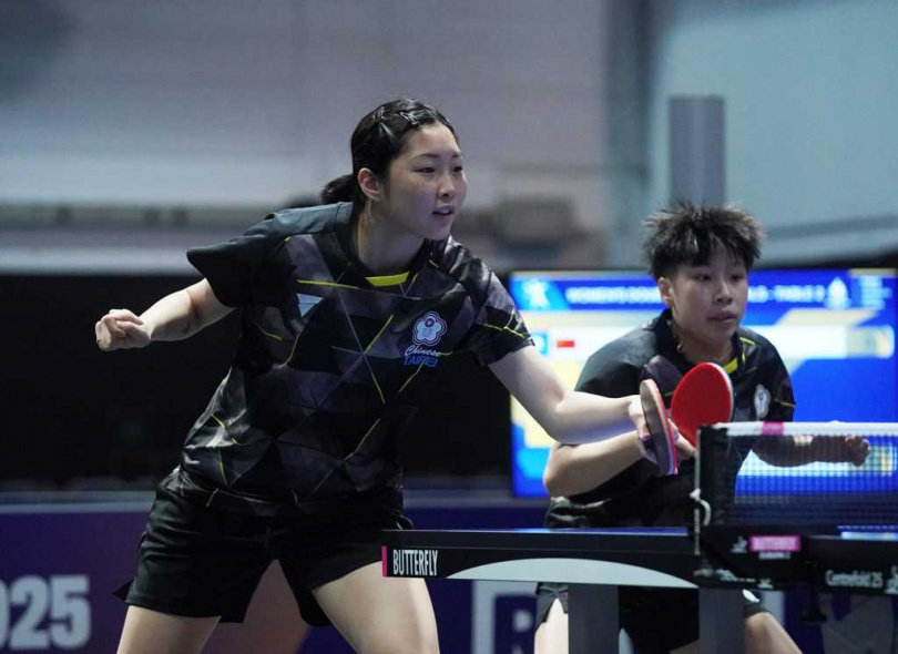 簡彤娟（左）、蔡昀恩（右）在2025德國萊茵魯爾世大運桌球女雙拚下銅牌。（圖／大專體總提供）