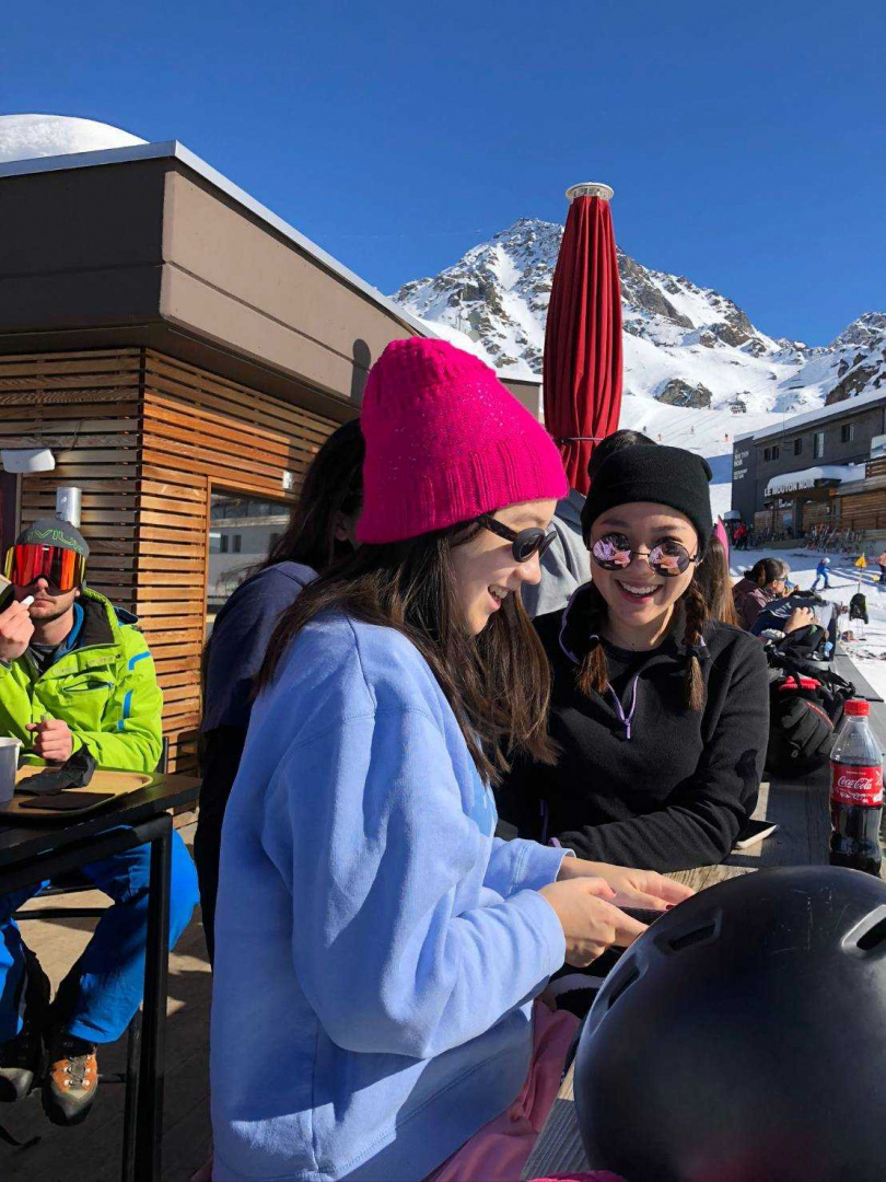 在滑雪後的小酒館裡，唐毓棋巧遇一位同樣來玩的好朋友，在美食美酒的相伴下，所有人一起享受滑雪後的放鬆時光。（圖／唐毓棋提供）