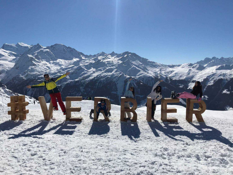 唐毓棋和家人在Verbier的招牌前開心合照，清澈的天空搭配如畫的群山，風景美到令人屏息。（圖／唐毓棋提供）