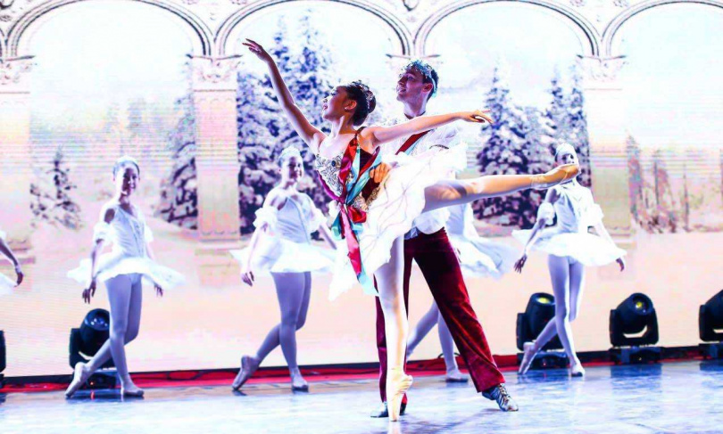 這是一段難忘的經歷，從初次扮演冰雪女王，到身處瑞士被真實的雪景包圍，是唐毓棋人生中魔幻又獨一無二的時刻。（圖／唐毓棋提供）